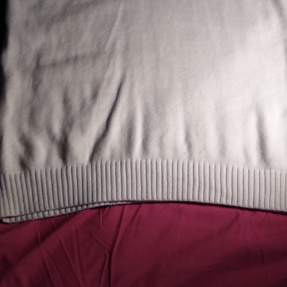 A white and blue sweater - Picture 4 of 5